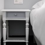 nachttisch aus holz - appart hotel bord de mer