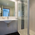 salle de bain avec douche chambre supérieure - hôtel ker moor