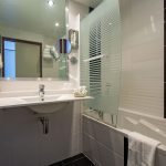 salle de bain avec baignoire chambre prestige - hôtel ker moor vue mer