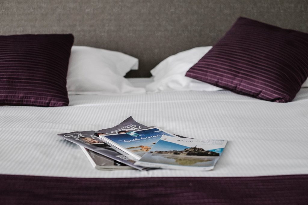 magazines posés sur un lit de l'hôtel ker moor - appart hotel bretagne