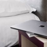 macbook posé sur une table de chevet - hotel ker moor