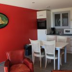 dining room and kitchen in red tones - appart hotel bord de mer