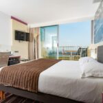 komfort zimmer mit doppelbett und terrasse mit meerblick - hotel ker moor saint quay portrieux