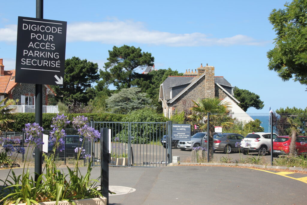 Geschlossener, gesicherter Parkplatz Hotel Ker Moor Préférence Saint Quay Portrieux