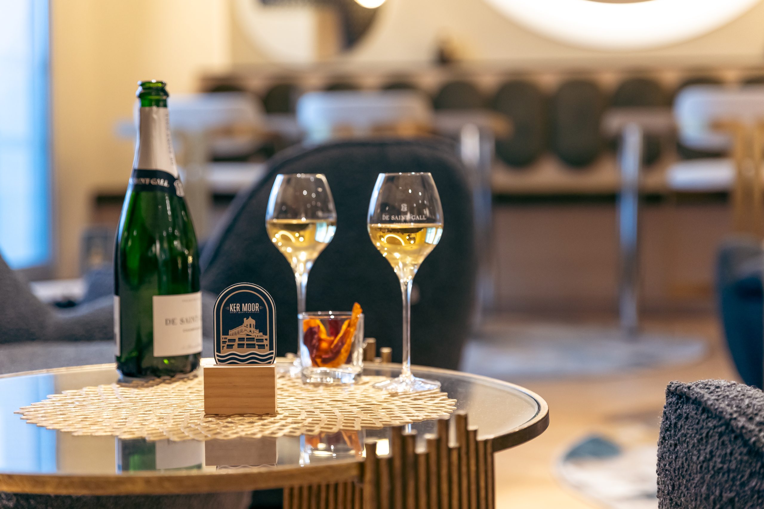 Flasche mit zwei Champagnergläsern - ker moor hotel saint quay portrieux