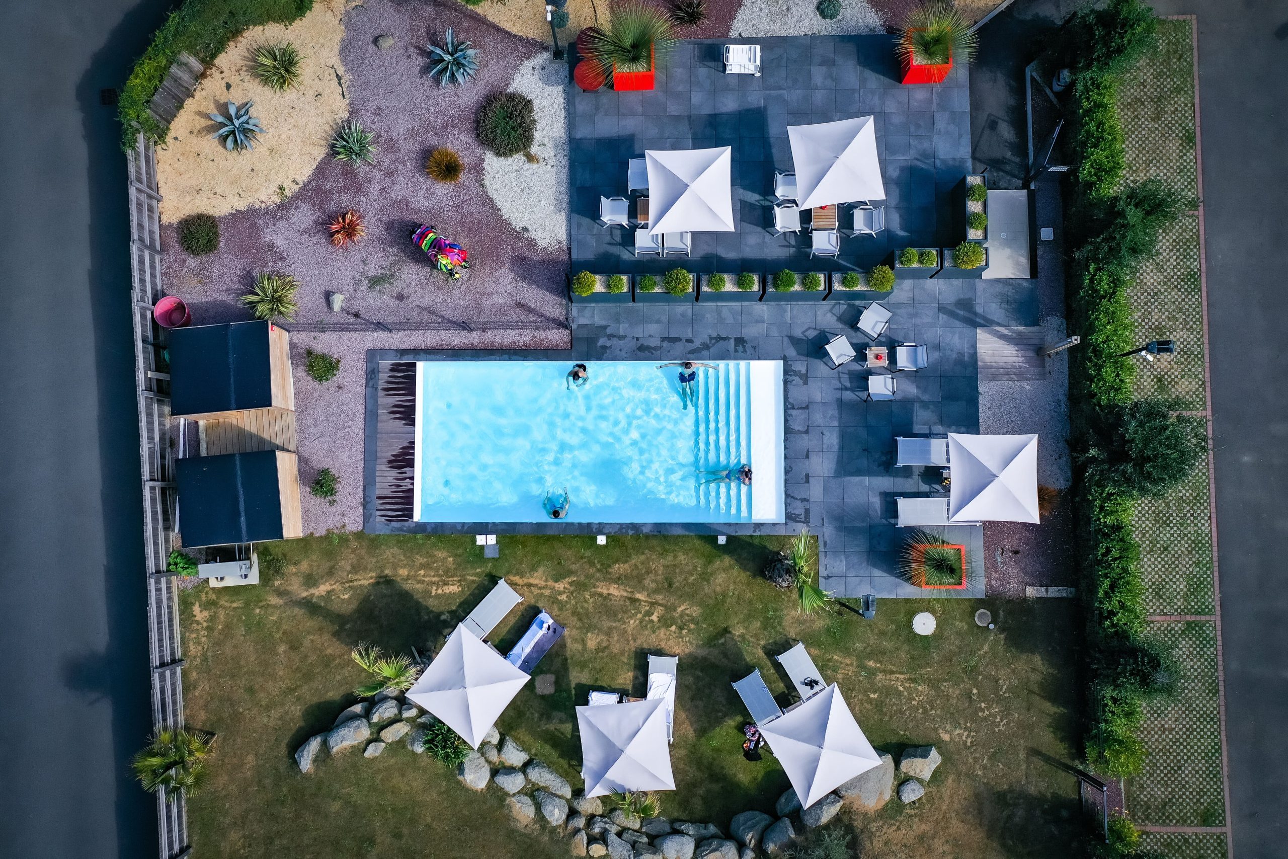 Luftaufnahme des beheizten Schwimmbads im Ker Moor Hotel