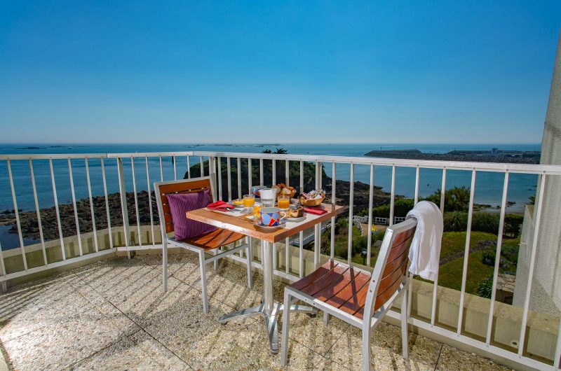 terrasse avec table et petit-déjeuner - hotel saint quay portrieux